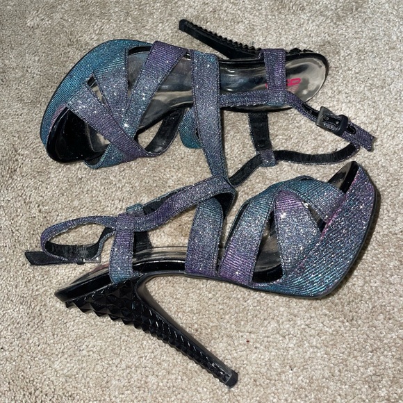 9&co. Strappy Sparkle Heels with Studded Heel Women’s 6.5 Purple/Blue/Black NWOT - Picture 3 of 3
